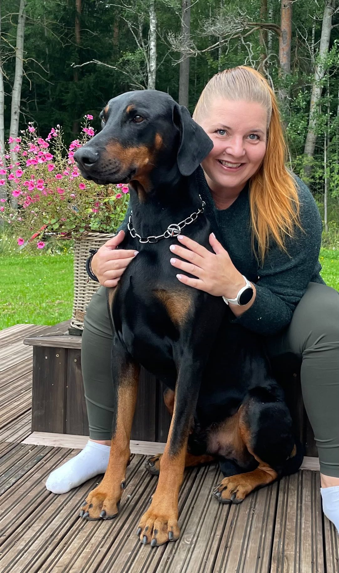 Eläinfysioterapeutti Jonna Pråhl koiran kanssa