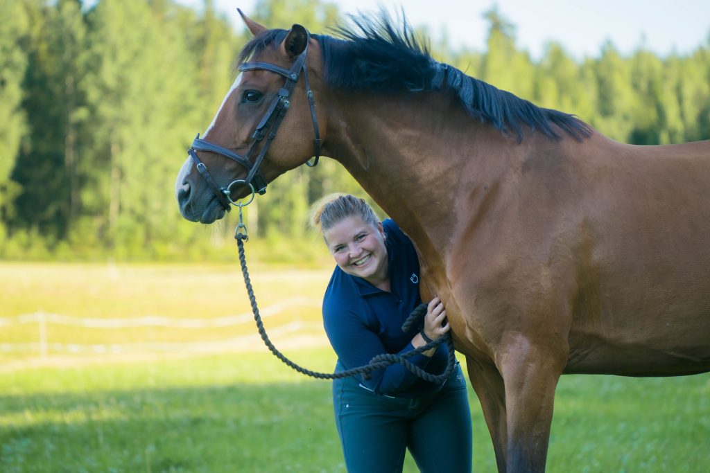 Kuvassa Jonna Pråhl hevosen kanssa